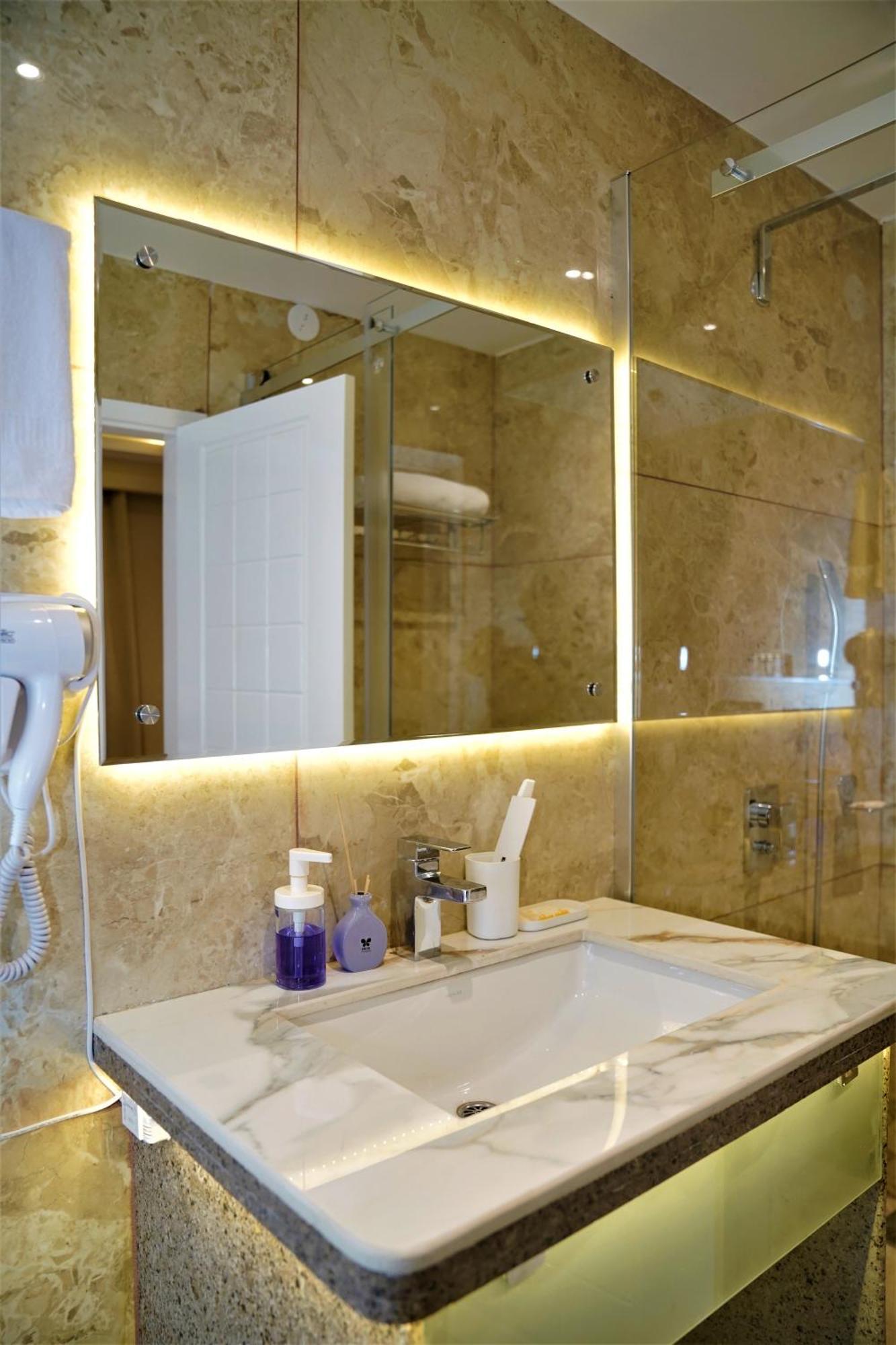Essence Grandeur Hotell Guwahati Exteriör bild