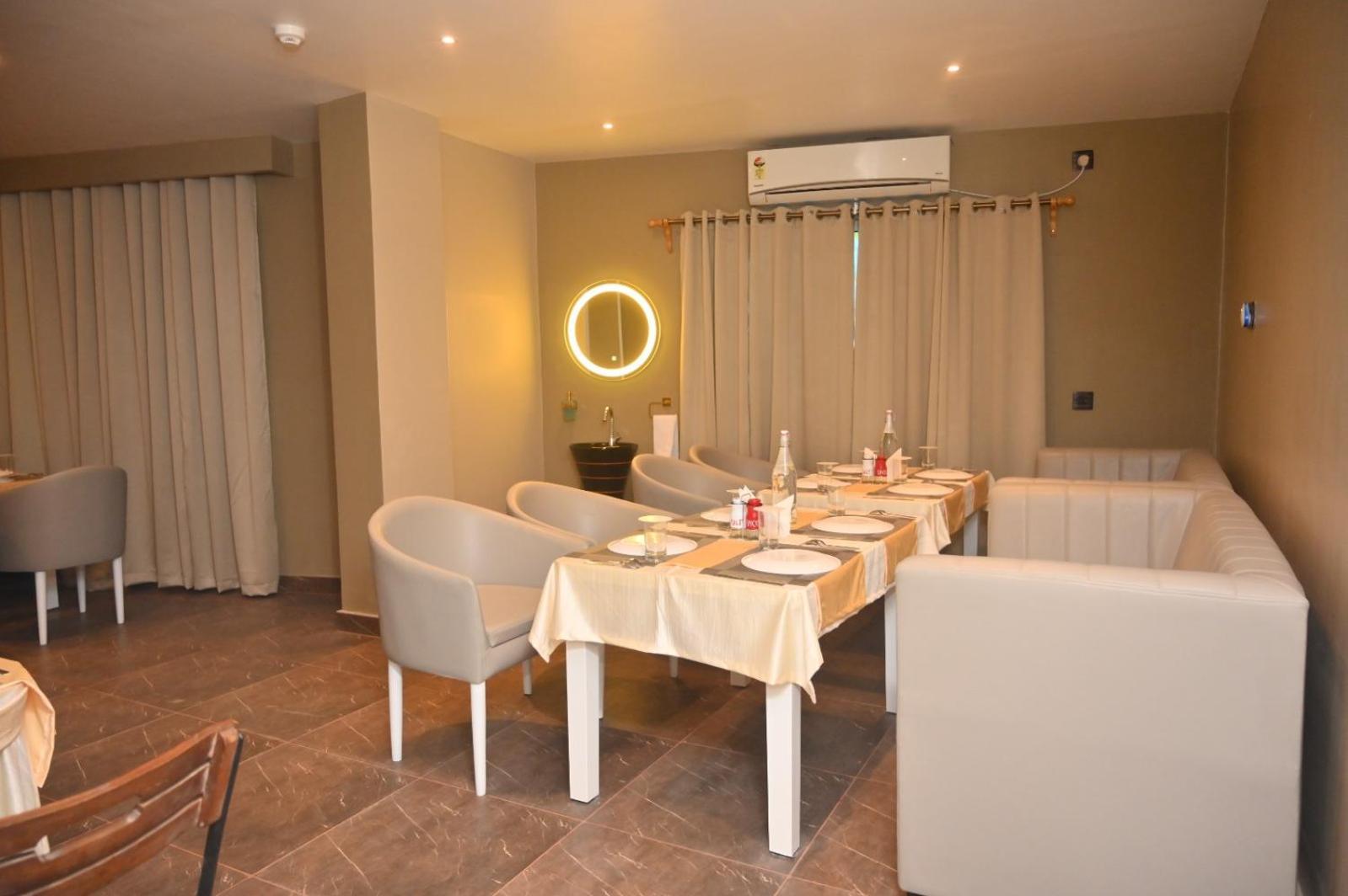 Essence Grandeur Hotell Guwahati Exteriör bild